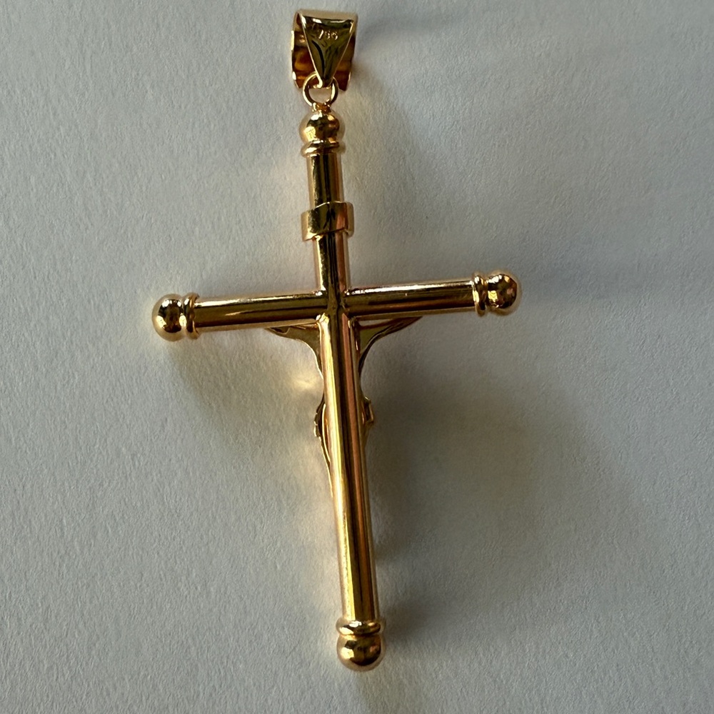 SOLD 🍀 18K Solid Gold Crucifix Pendant - Picture 2 of 6